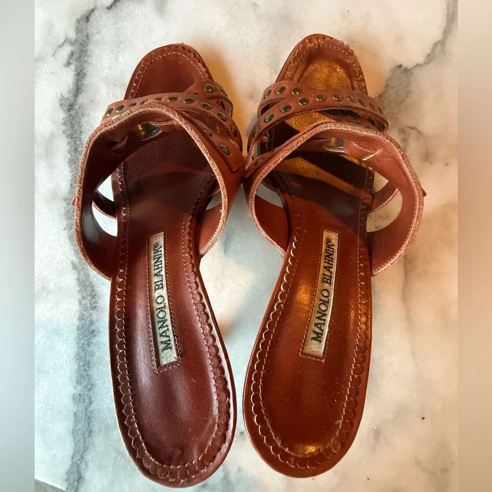 Manolo Blahnik cognac leather peep toe kitten heel sandals with brass studs 36.5 - Picture 4 of 6